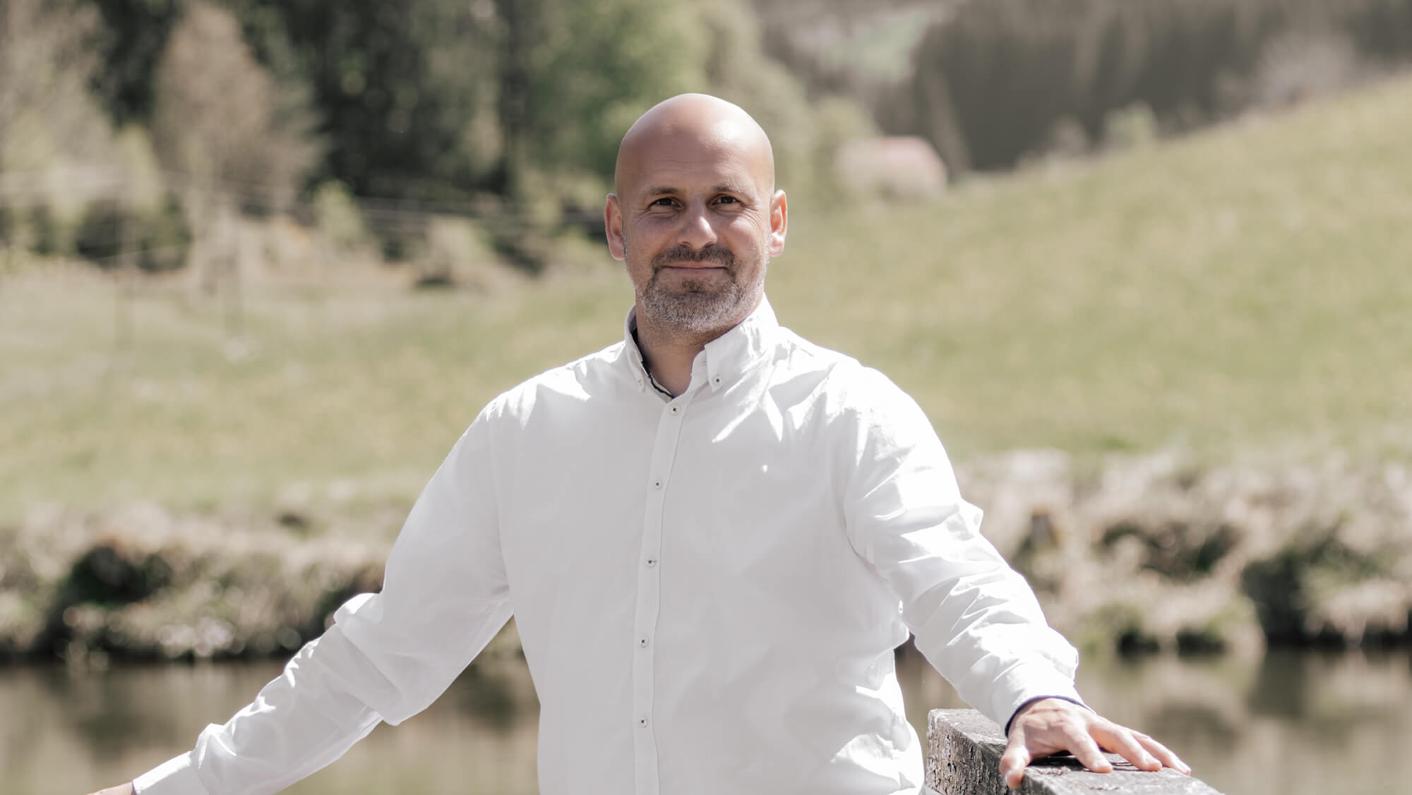 Porträt von Mario Ketterer, Bürgermeisterkandidat für Furtwangen, im Freien mit Naturkulisse im Hintergrund
