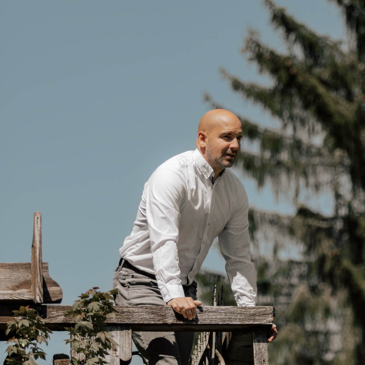 Mario Ketterer blickt in die Ferne von seinem Balkon aus in Furtwangen