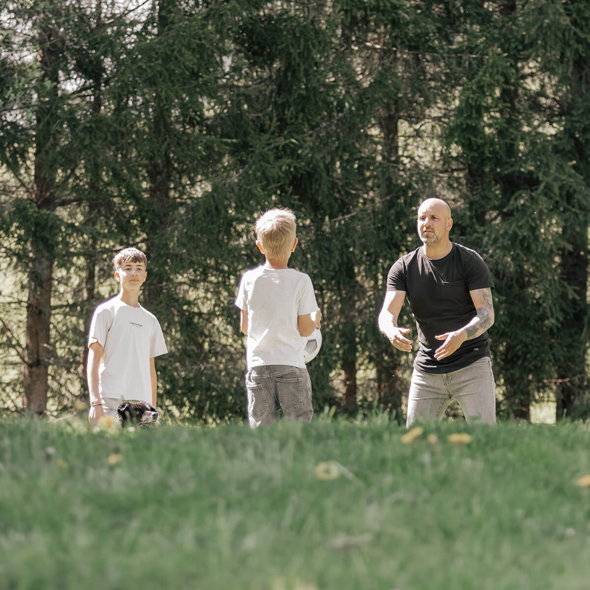 Ketterer spielt mit seinen Söhnen Fußball – Bürgermeisterkandidat für Furtwangen Mario Ketterer spielt mit seinen Söhnen Fußball auf einer Wiese